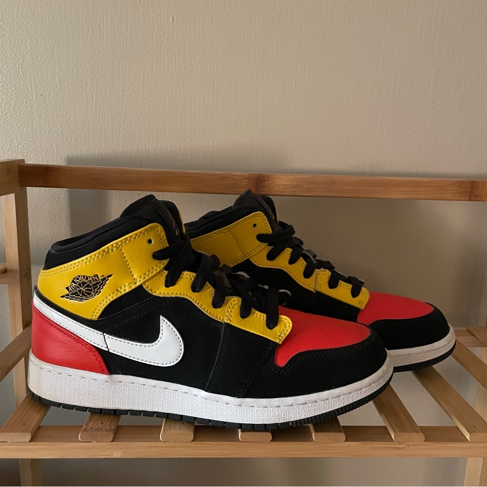 Air Jordan 1 Mid SE GS 'Amarillo Team Orange' Sneakers Women’s 7.5 Youth 6Y
